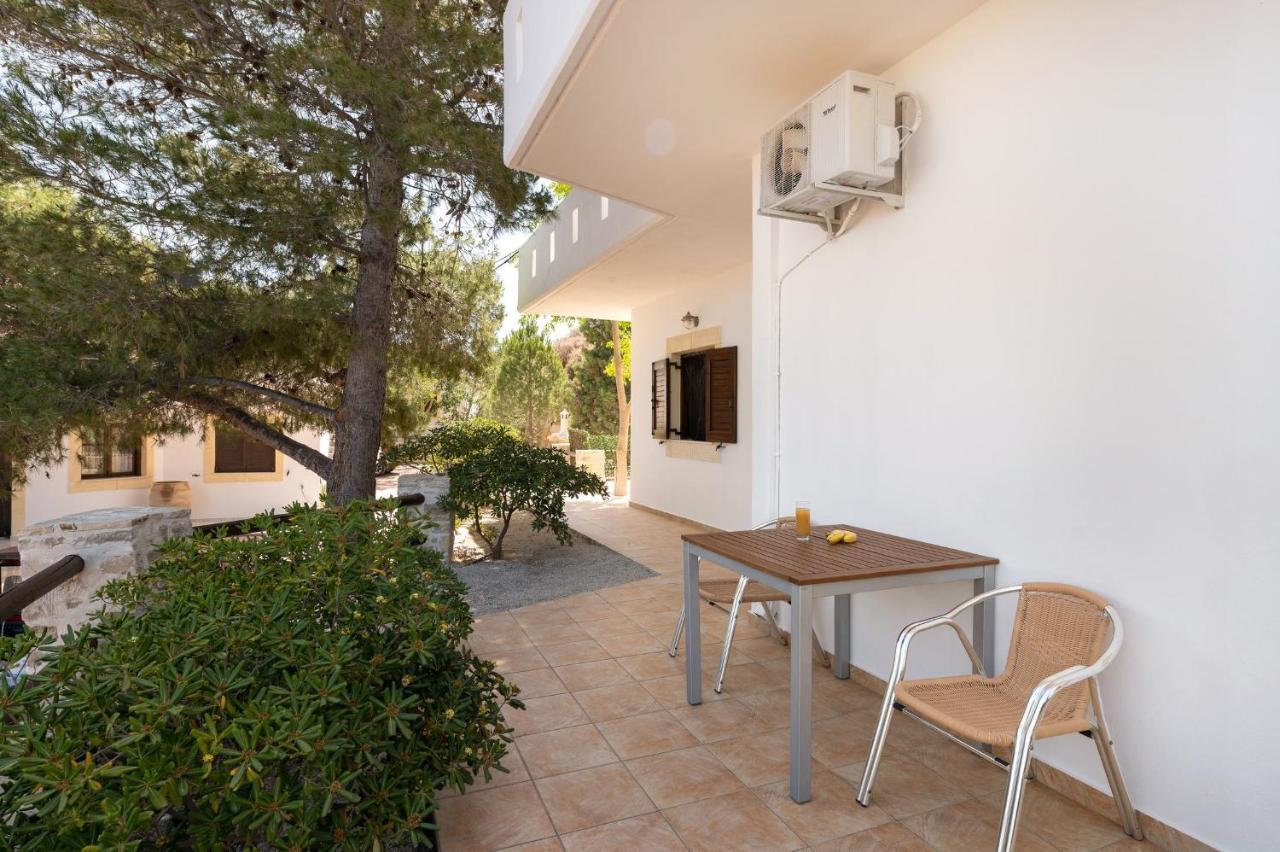 Villas Alexandros Kalamaki  Buitenkant foto